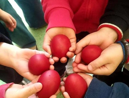 Το Νηπιαγωγείο μας βάφει αυγουλάκια και πλάθει κουλουράκια!