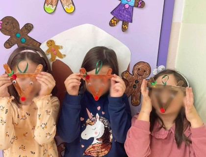 Τα πρωτάκια μας χειροτεχνούν χριστουγεννιάτικα ταρανδάκια και αγιοβασιλάκια!